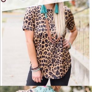 Silky leopard shirt with open back